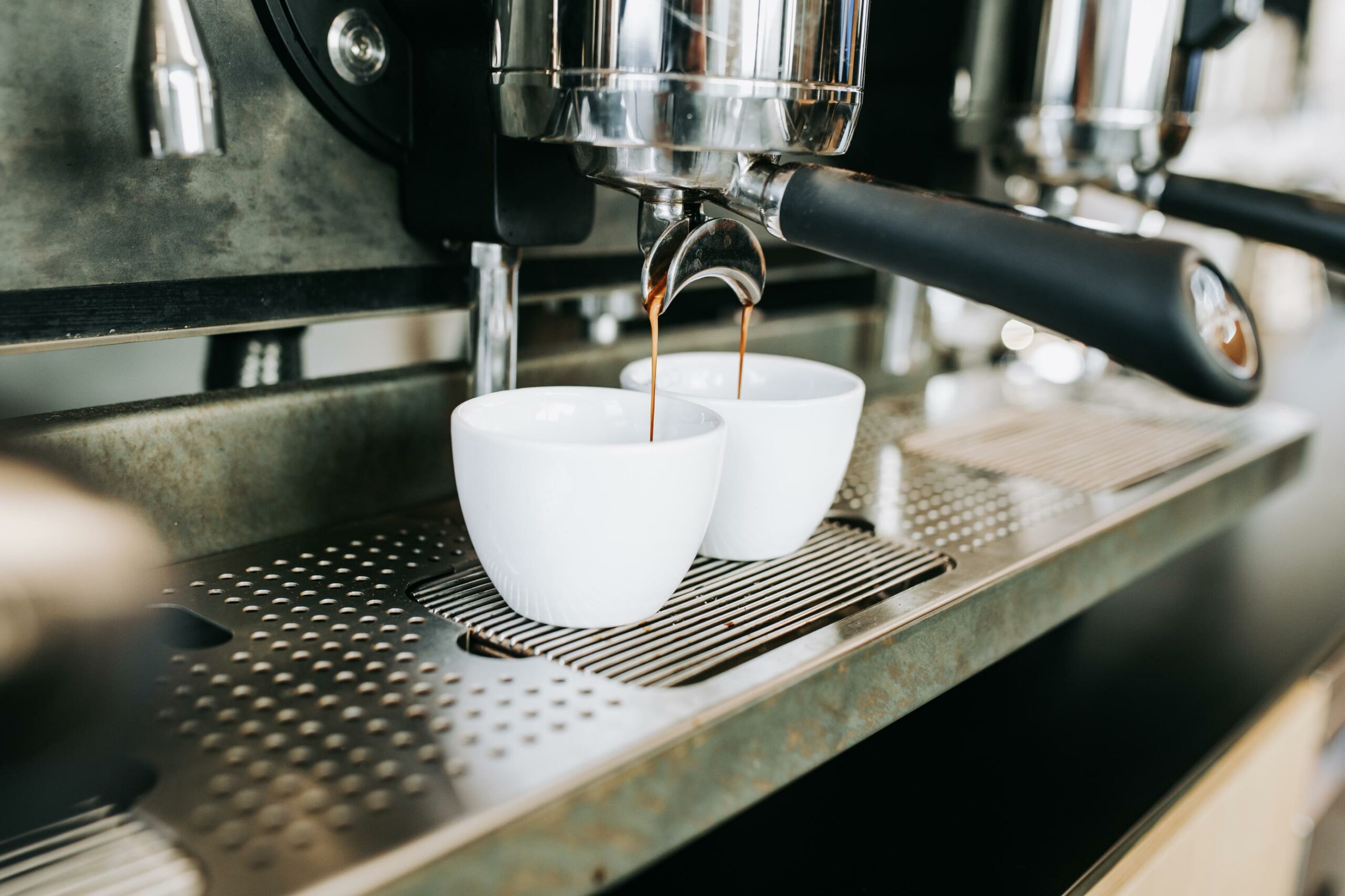machine à café professionnelle remplissant deux tasses